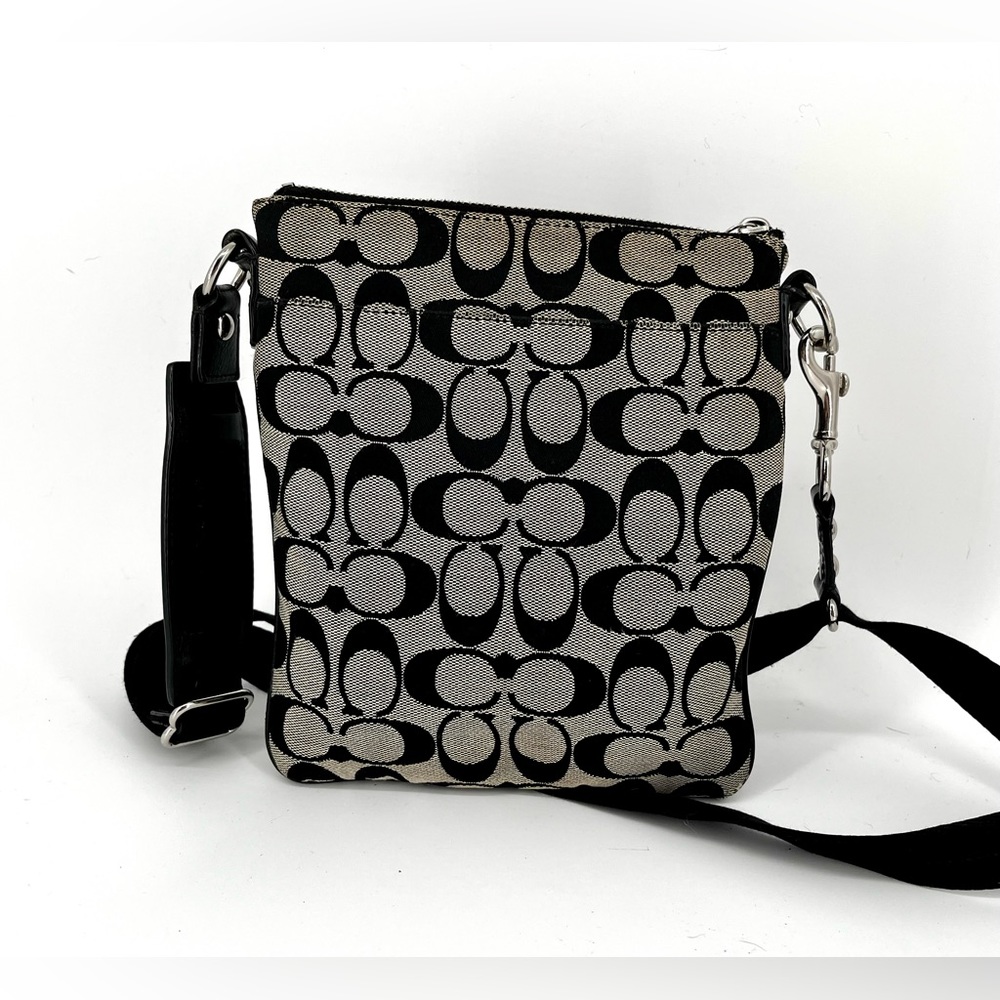 Coach Sutton Signature Swingpack - Picture 2 of 8